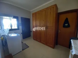 Interior de um cômodo com portas de madeira e armário.