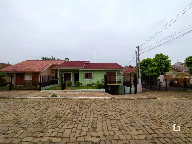 Fachada de uma casa residencial em Lajeado, Brasil, com telhado de telhas vermelhas.
