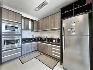 Foto de uma cozinha moderna com armários e eletrodomésticos em aço inoxidável.