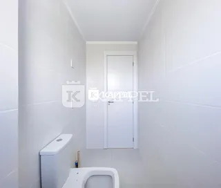 Foto de um banheiro interno com vaso sanitário branco.