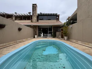 Vista da fachada de uma casa com piscina em Lajeado, Brasil.