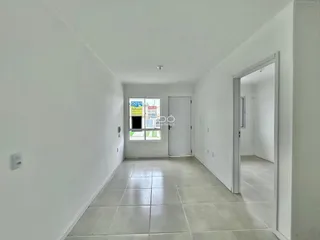 Corredor interno de uma residência com piso de cerâmica.