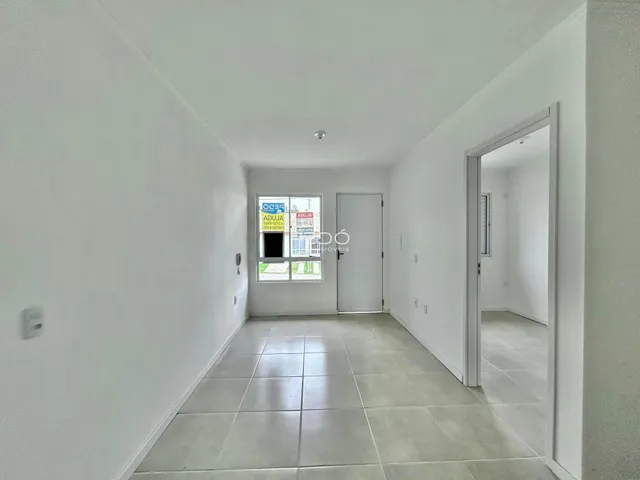 Corredor interno de uma residência com piso de cerâmica.