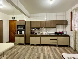 Vista da cozinha e sala de jantar de um imóvel em Lajeado, Brasil.