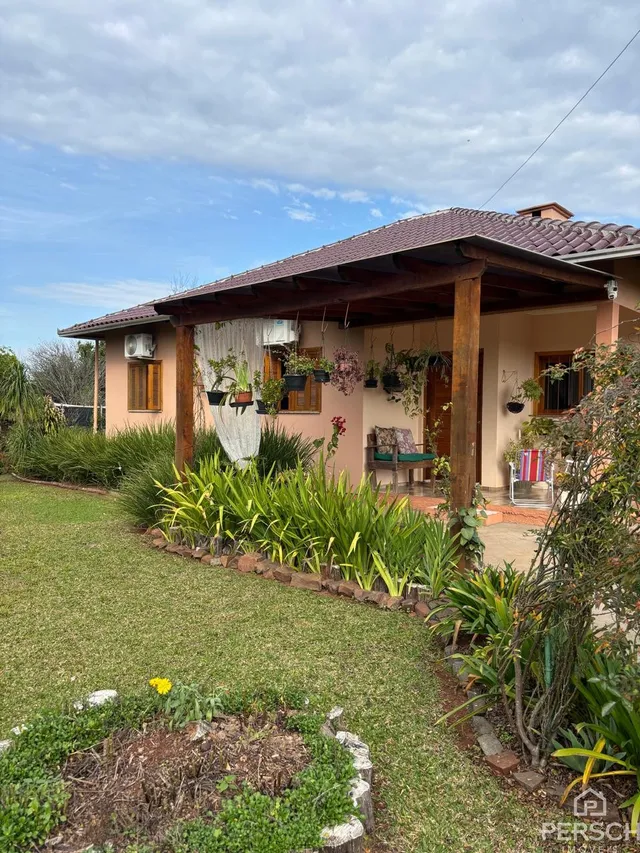 Fachada de uma residência com jardim frontal bem cuidado.