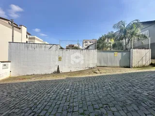 Vista externa de uma parede e cerca de uma propriedade em Lajeado.