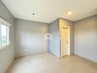 Ambiente interno de uma sala com paredes cinzas e piso claro.