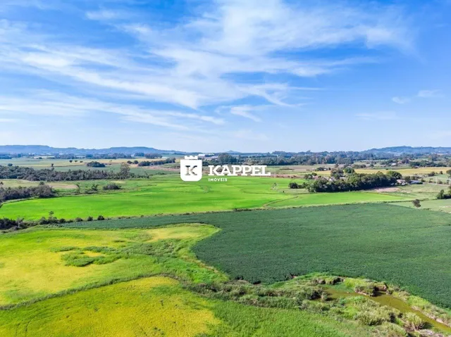 Vista panorâmica de campos verdes e colinas na região de Lajeado.