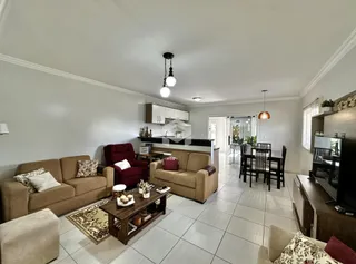 Sala de estar com sofás e mesa de centro em um imóvel no Brasil.