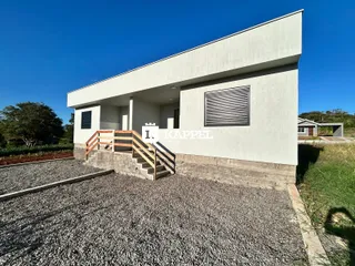Foto da fachada de uma casa moderna em Lajeado, Brasil, com escadaria de madeira.
