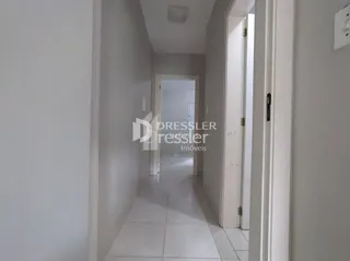 Vista do corredor interno de uma residência.