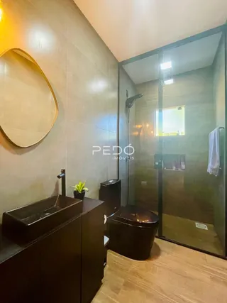 Foto de um banheiro com revestimento de cerâmica e piso de madeira.