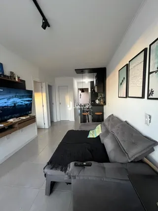 Sala de estar com sofá e cama em ambiente interno.