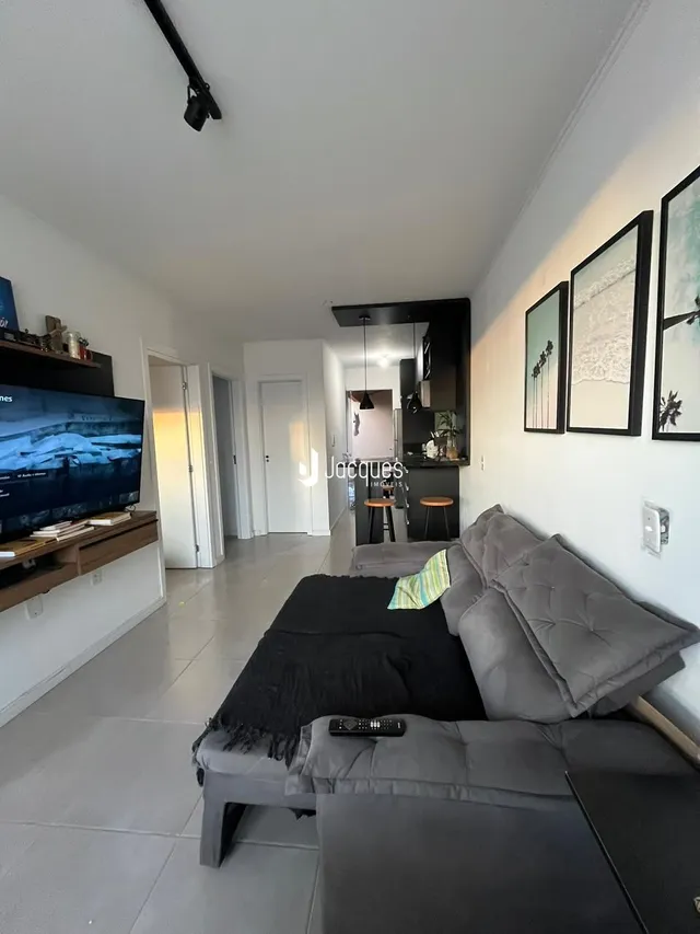 Sala de estar com sofá e cama em ambiente interno.