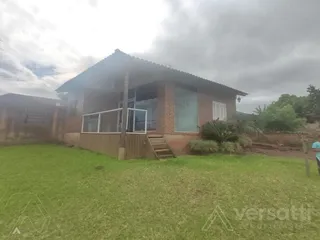 Fachada de uma casa térrea com telhado de telhas em Lajeado, Brasil.