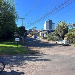 Vista externa da rua e área verde de uma propriedade em Lajeado, Brasil.