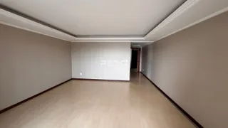 Corredor interno com piso de madeira e molduras brancas.