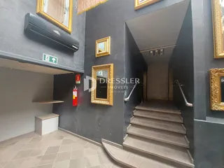 Hall de entrada com escadas em um apartamento moderno.