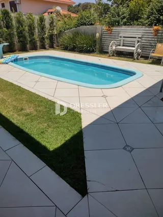 Vista da piscina e do jardim de uma propriedade em Lajeado, Brasil.