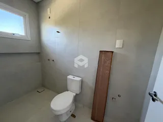 Foto de um banheiro interno em uma residência.