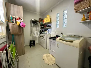 Foto de uma cozinha com piso de cerâmica e armários brancos.
