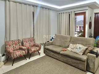 Sala de estar com sofá e poltronas decoradas.