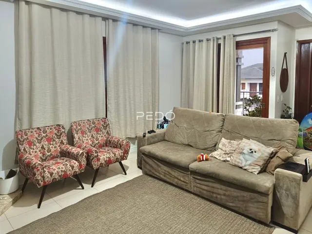 Sala de estar com sofá e poltronas decoradas.