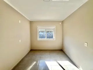 Corredor com piso de cerâmica claro.