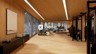 Interior moderno com piso de madeira e equipamentos de ginástica em um espaço amplo.