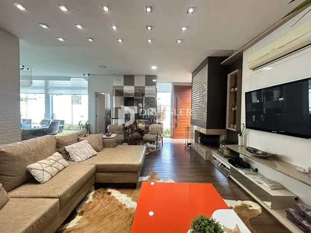 Sala de estar moderna com sofá e piso de madeira.