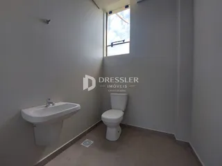 Foto de um banheiro interno com pia e vaso sanitário.