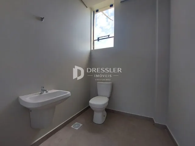 Foto de um banheiro interno com pia e vaso sanitário.