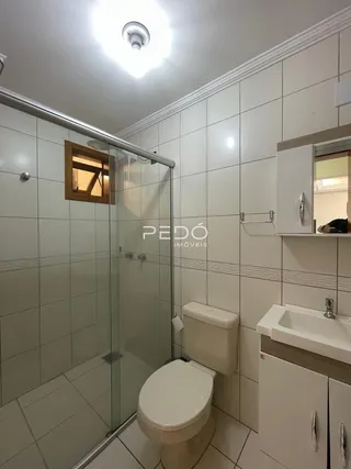 A foto mostra o interior de um banheiro com revestimento cerâmico.