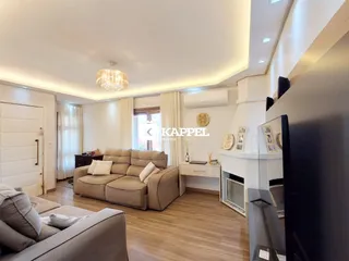 Foto da sala de estar de um imóvel em Lajeado, Brasil, mostrando um sofá e piso de madeira.