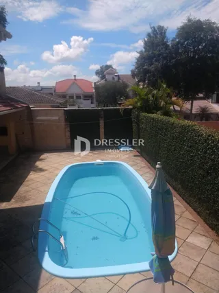 Foto de uma piscina externa em uma propriedade.