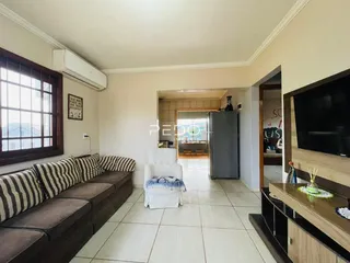 Sala de estar com sofá e janela em um imóvel no Brasil.