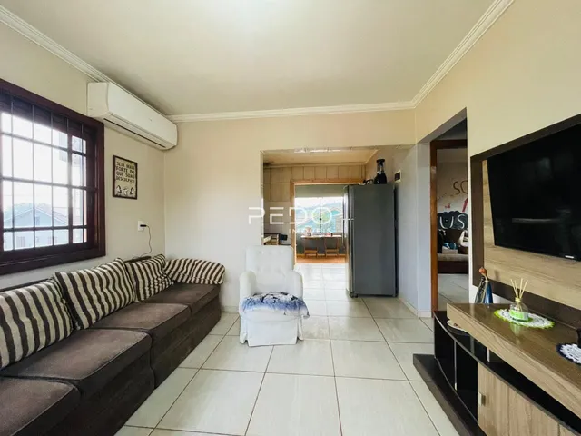 Sala de estar com sofá e janela em um imóvel no Brasil.