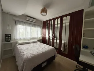 Quarto com cama e armários em um imóvel no Brasil.