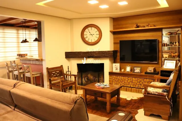 Sala de estar com lareira e televisão em ambiente residencial.