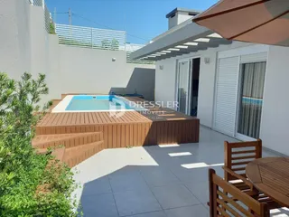 Vista externa de uma casa com piscina e deck em Lajeado, Brasil.