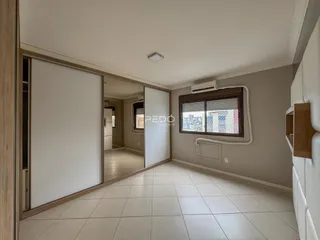 Interior de um ambiente com piso de cerâmica e portas de correr