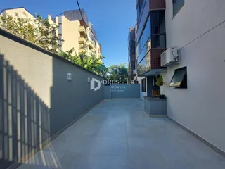 Vista externa de um pátio pavimentado entre edifícios residenciais em Lajeado.