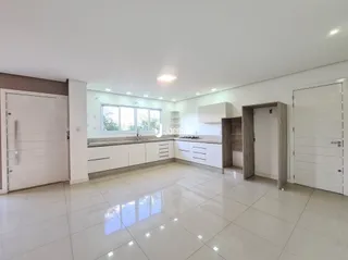 Sala de estar com piso branco e armários brancos.