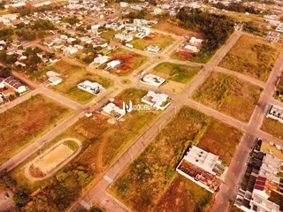 Vista aérea de um terreno em Lajeado, Brasil, mostrando propriedades dispersas.