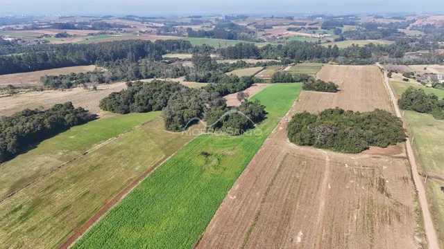 Vista aérea de campos e áreas verdes em uma propriedade rural em Lajeado.
