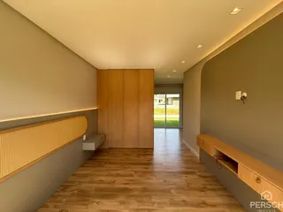 Hall de entrada com piso de madeira e armários embutidos.
