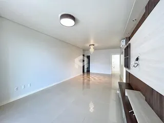 Corredor interno de uma residência moderna com piso claro e paredes brancas.