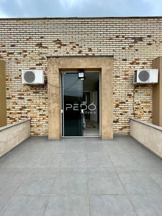 Fachada de um imóvel em Lajeado, Brasil, com revestimento de tijolos aparentes e entrada de vidro.