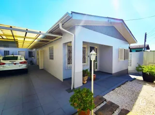 Fachada de uma residência em Lajeado, Brasil, com área coberta.