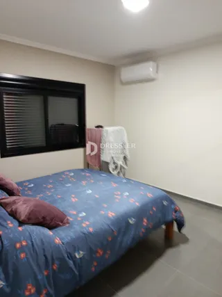 Quarto interno com cama e janela em uma residência.